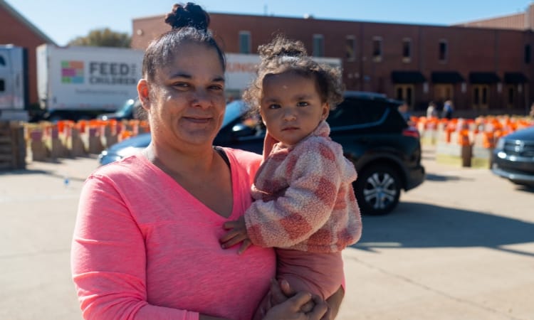 Una madre y su hijo al aire libre