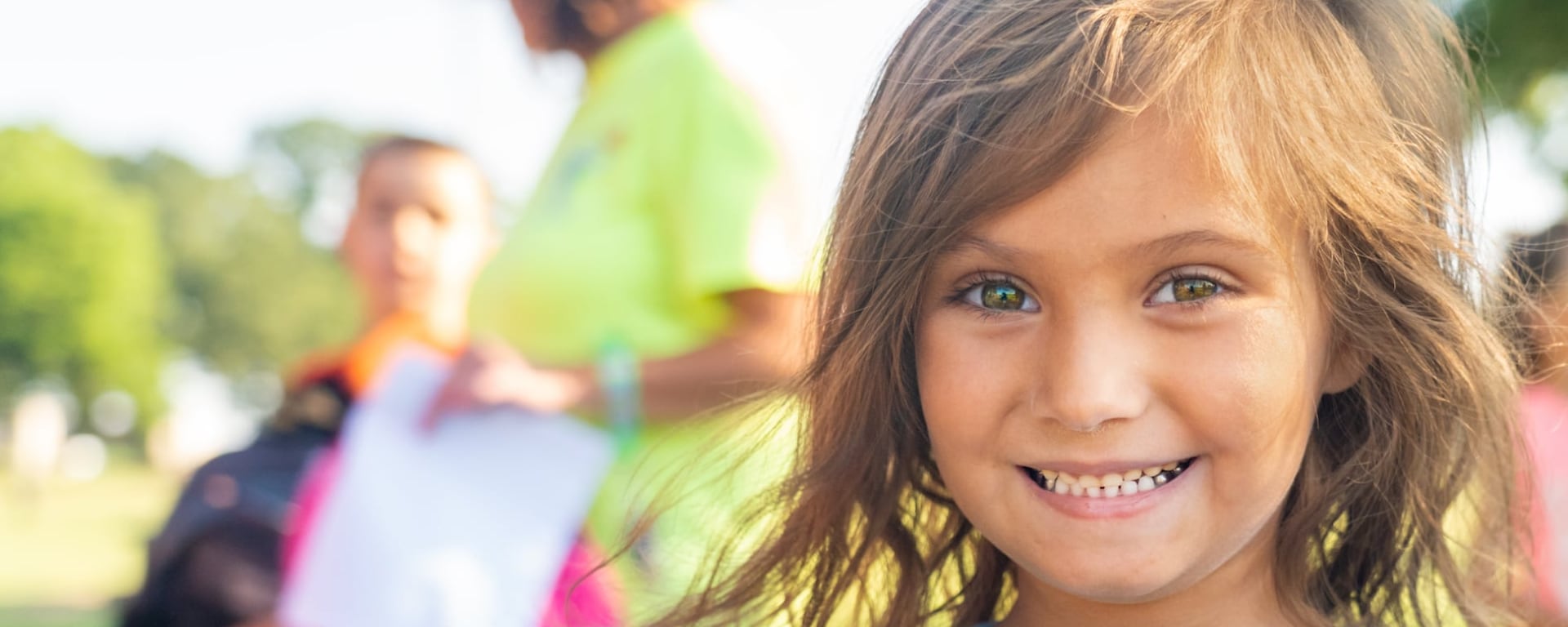 Una chica sonriendo al aire libre en un evento