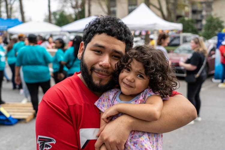 Un hombre y un niño en un evento al aire libre