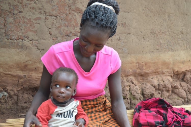 Claudia y su bebé al aire libre