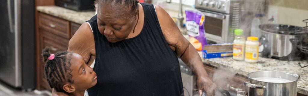 Una mujer y una niña en la cocina