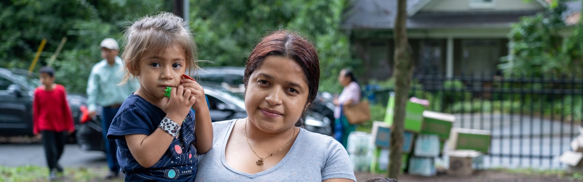 Una madre con un niño en brazos al aire libre