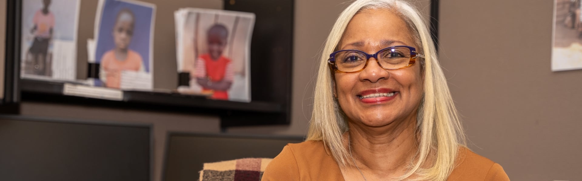 Deb sonriendo en una oficina