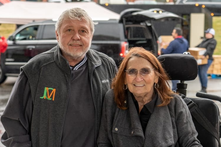 Pareja de pie juntos al aire libre en un evento
