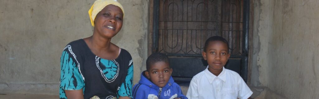 Una madre y sus dos hijos sentados en un porche