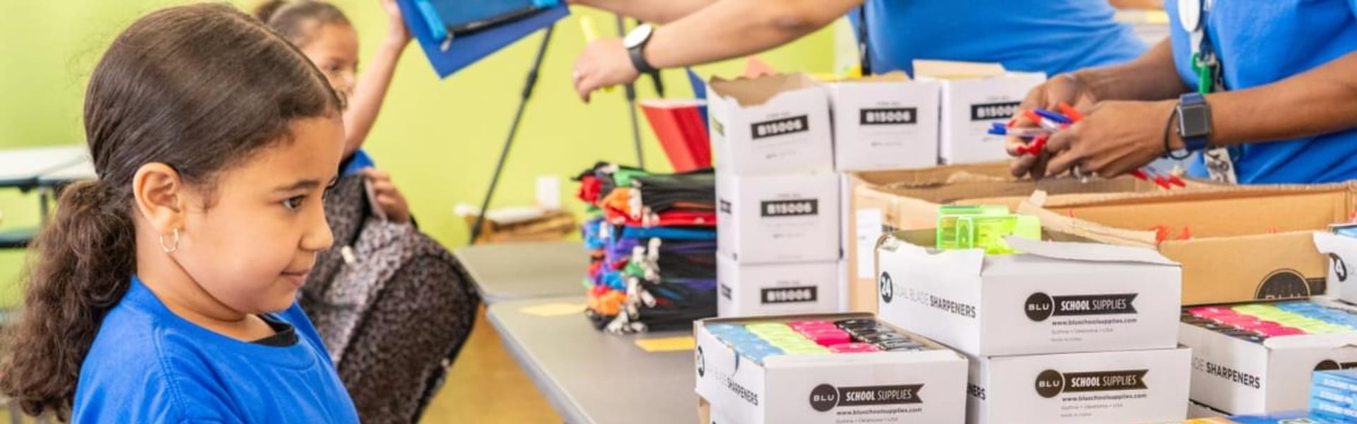 Un niño mirando el material escolar