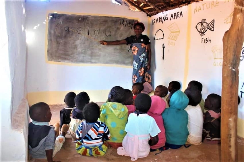 Un profesor en un aula enseñando a niños en África