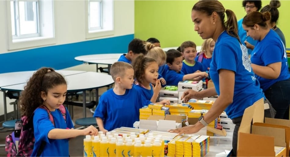 Voluntarios reparten alimentos a los niños en la cola