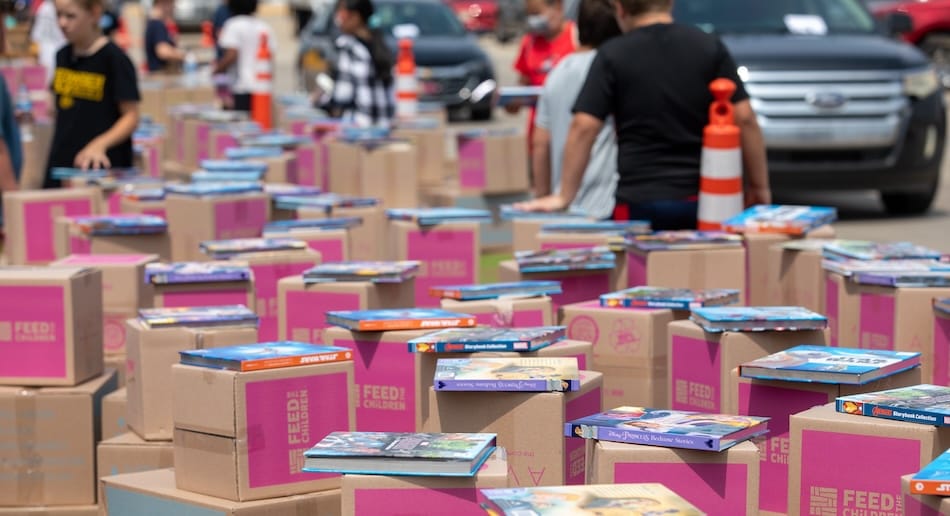 Cajas y libros apilados al aire libre en un evento