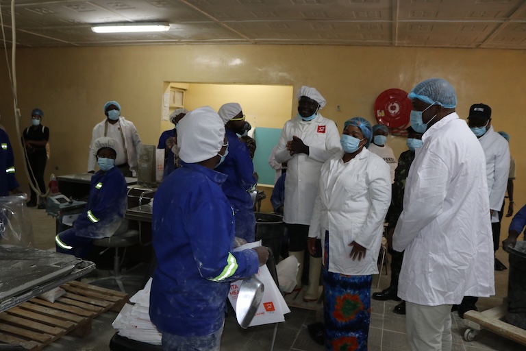 Un grupo de personas con máscaras en un edificio.