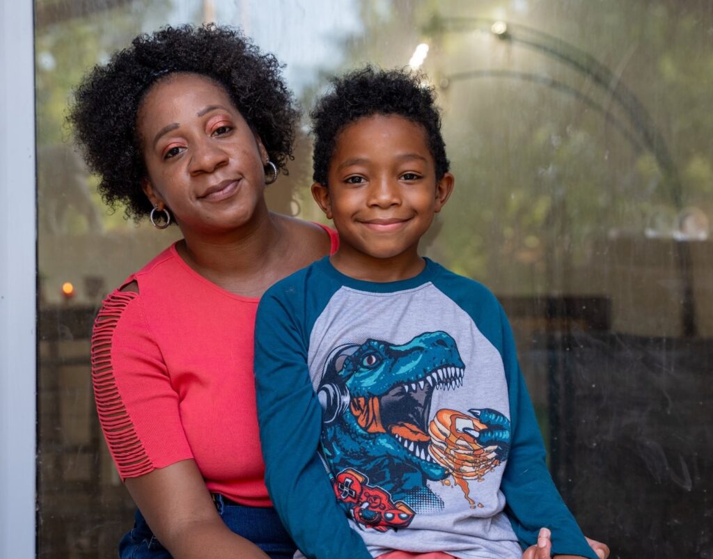 Rose y su hijo sentados en una silla posando para una foto.