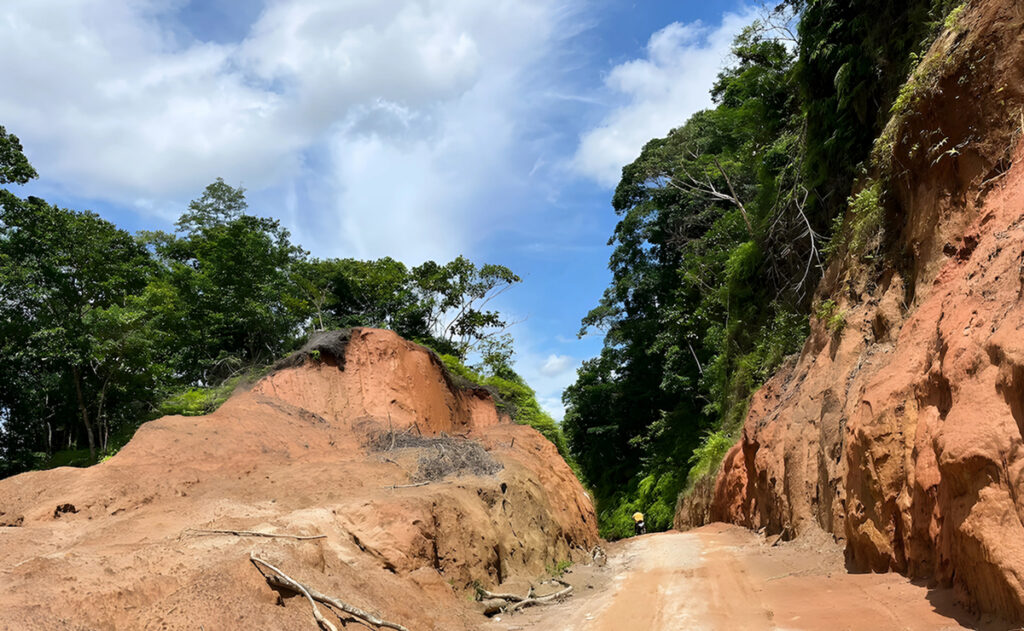 Gran cantidad de tierra y rocas a los lados de un camino de grava.