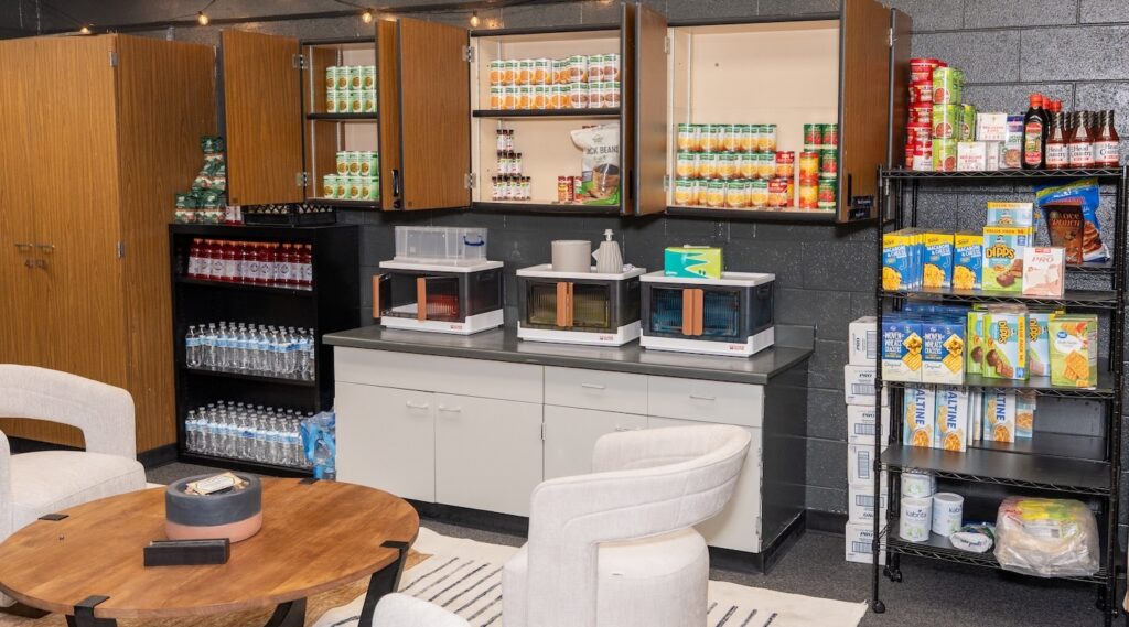 Una despensa llena de comida en el almacén de la escuela.